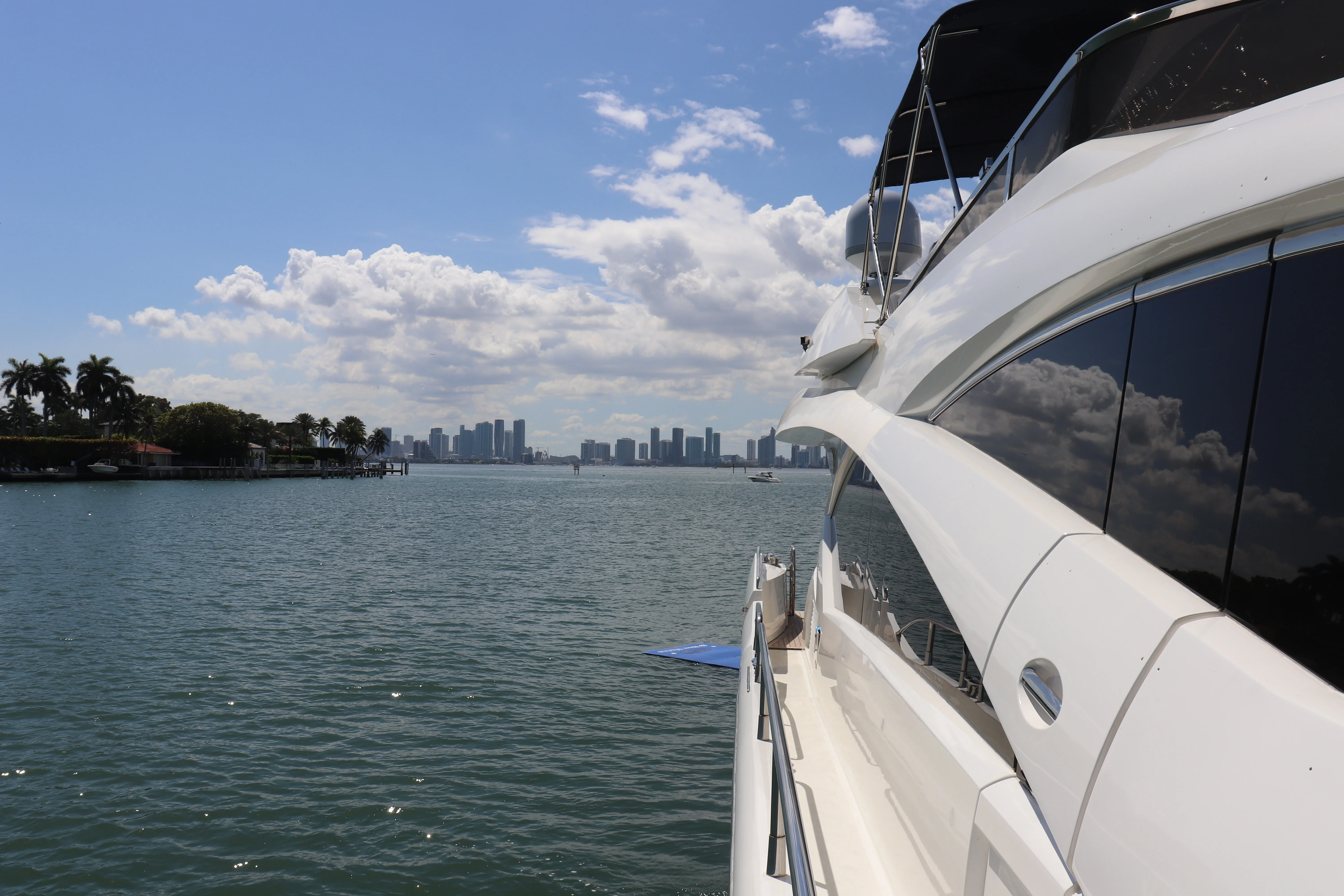 90ft Sunseeker Deep Blue portside walkway